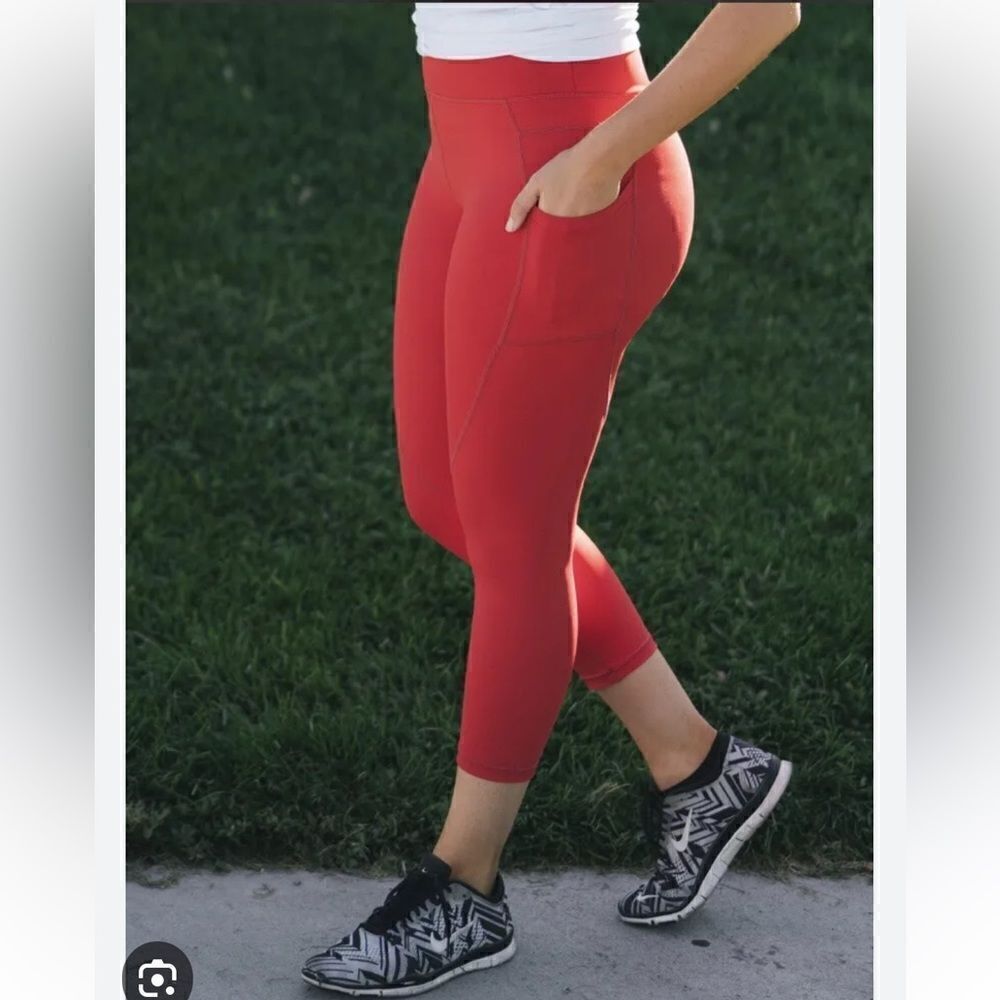 EXCELLENT CONDITION ZYIA ACTIVE RED POCKET BRILLIANT HI-RISE 20” CAPRI SIZE 6-8